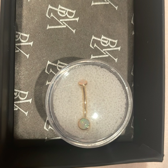 BVLA solid 18 karat gold 14g 7/16 navel curve with 3.0 and 5.0 AA white opal. - Picture 2 of 3